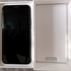 Apple iPhone Xs 256GB Space Gray Unlocked w/ Unused EarPods, USB Cable & Adapter